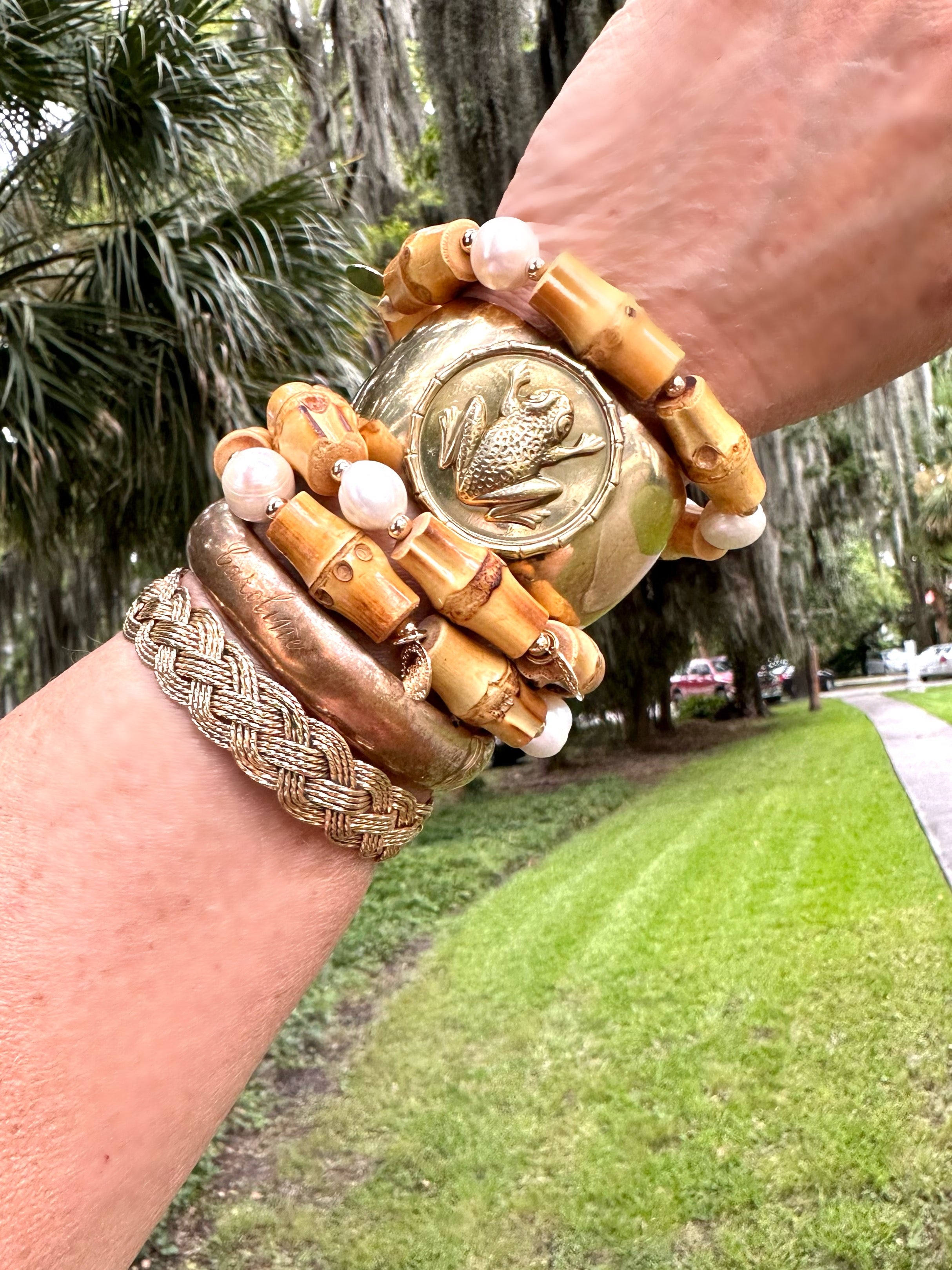 Wide frog cuff